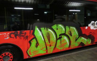 Mit Graffiti "verzierter" Linienbus in Schwandorf Foto: Polizei