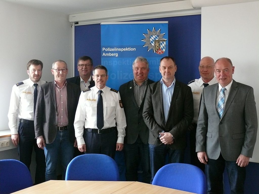 v.l. Polizeirat Wolfgang Schüler, 1. BGM Erwin Geitner, 1. BGM Peter Braun, Polizeidirektor Thomas Lachner, 1. BGM Markus Dollacker, 3. BGM Erich Meidinger, Erster Polizeihauptkommissar Hans-Peter Klinger, 1. BGM Roland Strehl   