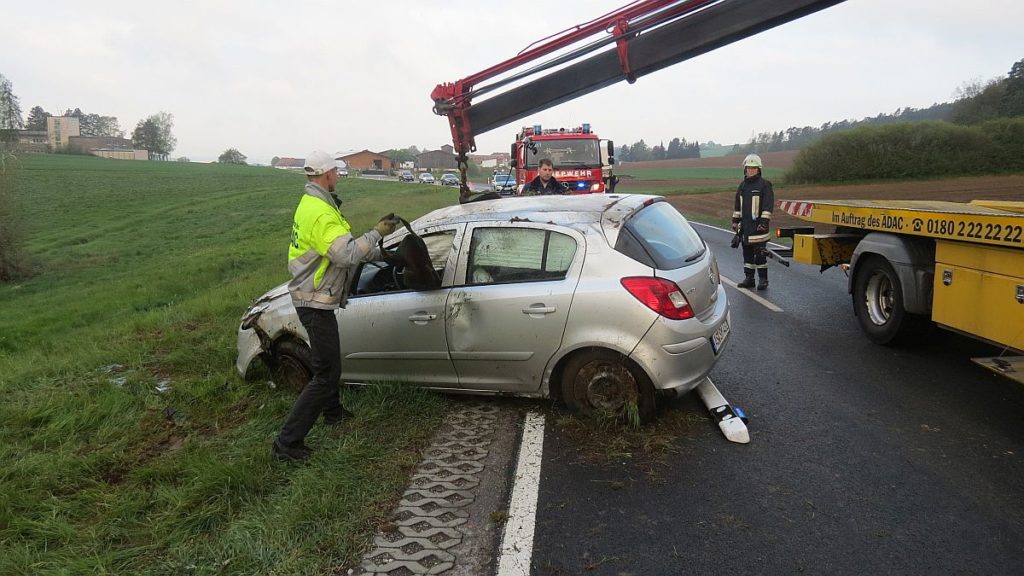 Verunfallter Opel Corsa zwischen Paulsdorf und Engelsdorf Foto: Polizei