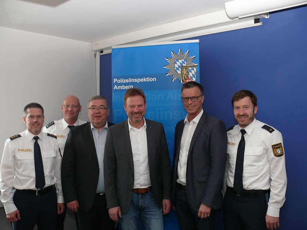 v.l. Polizeidirektor Thomas Lachner, Erster Polizeihauptkommissar Hans-Peter Klinger, 1. BGM Josef Reindl, 1. BGM Alwin Märkl, 1. BGM Herman Falk, Polizeirat Wolfgang Schüler