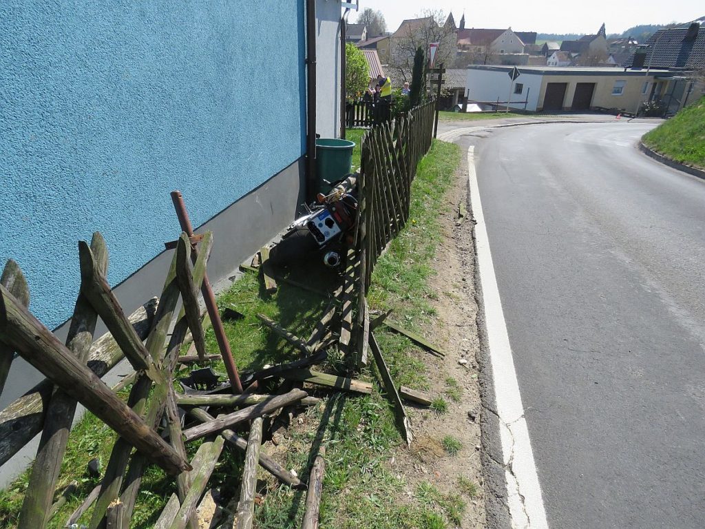 Diesen Gartenzaun durchbrach das führerlose Motorrad Foto: Polizei