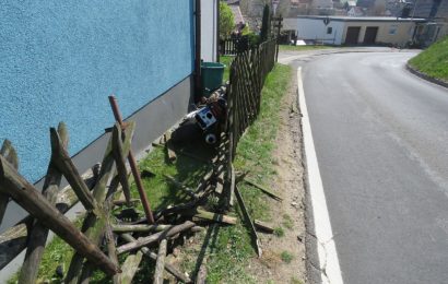 Motorradfahrer gerät an den Bordstein und stürzt – Motorrad durchschlägt Gartenzaun