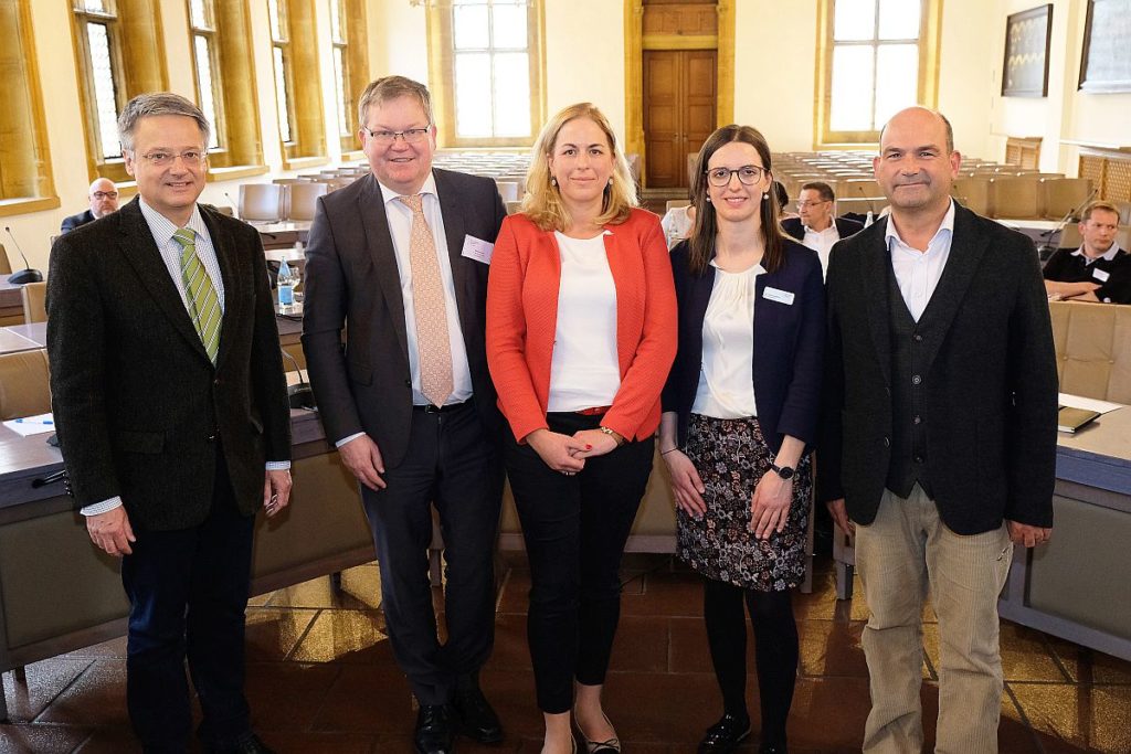 Von links nach rechts: Dr. Ludwig Fischer von Weikersthal, Oberbürgermeister Michael Cerny, die Koordinatorin für Integrative Onkologie Doris Kölbl, die Leiterin der Geschäftsstelle der Gesundheitsregion plus Christine Hecht und Dr. Dr. Markus Schick, der Präsident des Bayerischen Landesamts für Pflege Foto: Susanne Schwab