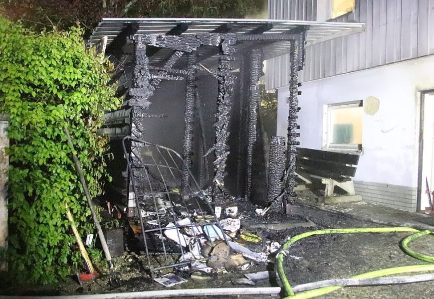 Brand an einem Holzschuppen endet glimpflich