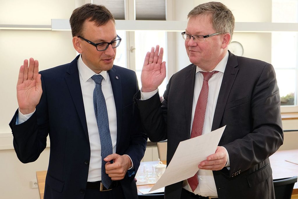 Oberbürgermeister Michael Cerny (rechts) mit dem neuen Leiter des Referates für Finanzen, Wirtschaft und Europaangelegenheiten der Stadt Amberg Jens Wein.