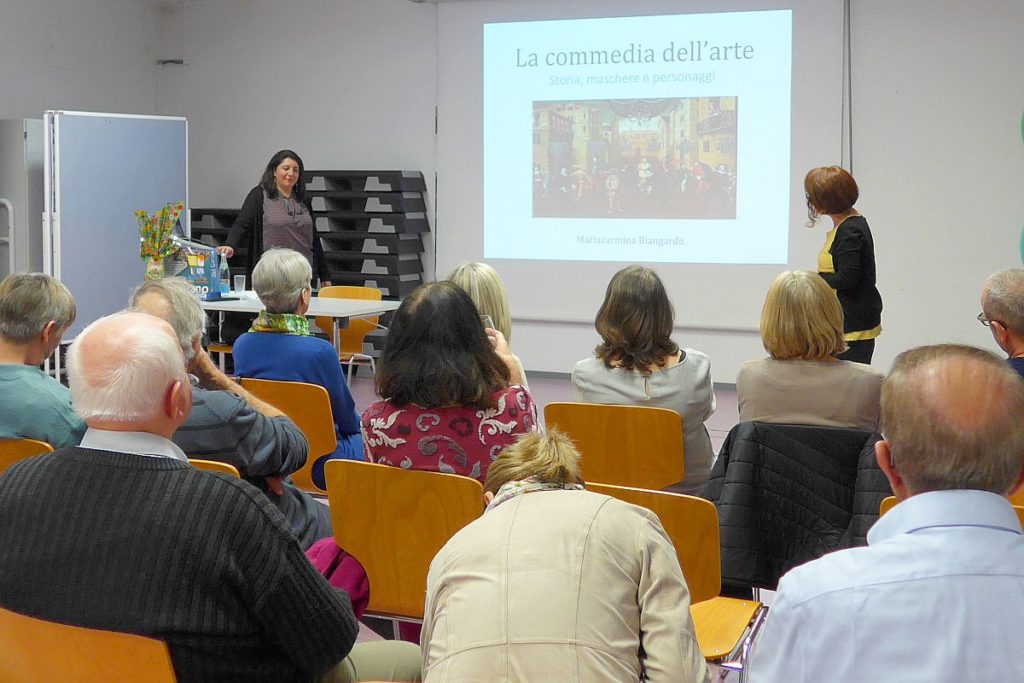 Die beiden Referentinnen der Amici d'Italia Regensburg Carmen Biangardo und Silvia Bertino-Trapp informierten in italienischer Sprache über das Kochbuch von Pellegrino Artusi von 1881 und das Stegreiftheater Commedia dell' Arte. Foto: Susy Herrmann-Wolters