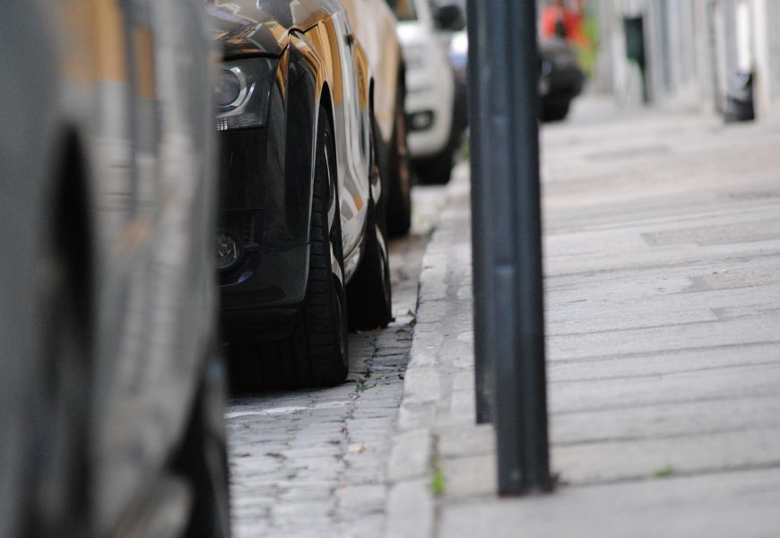 Unversperrtes Auto durchwühlt