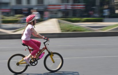 Mädchen mit Fahrrad gestürzt