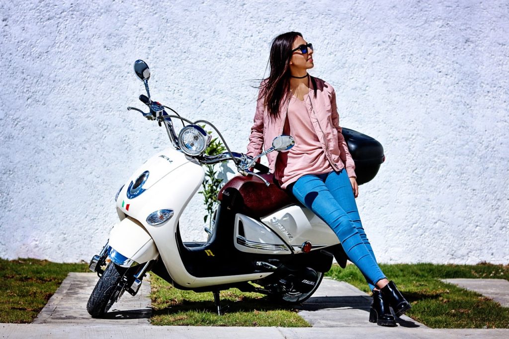 Frau mit Motorroller (Symbolbild Pixabay)