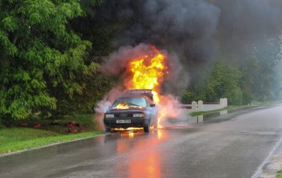 Pkw qualmt während der Fahrt aus Fußraum