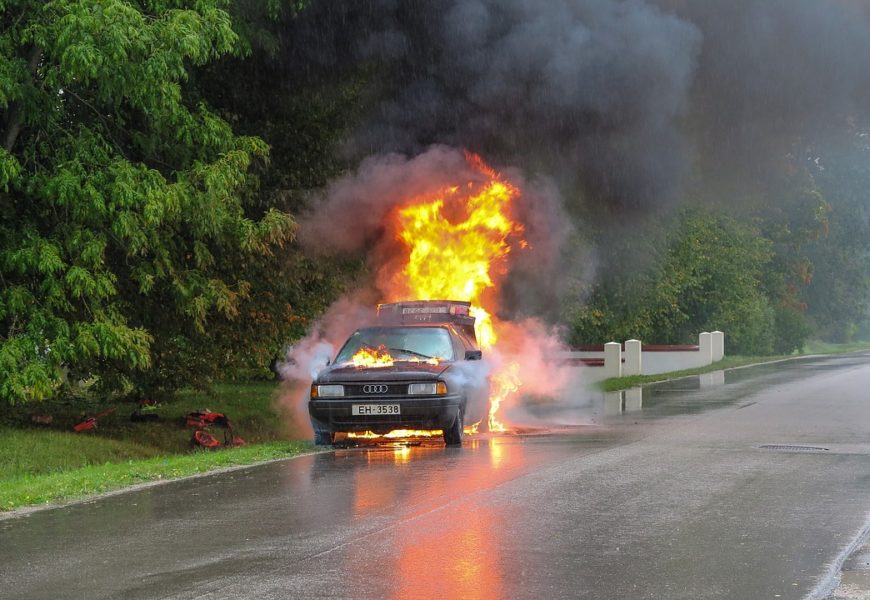 Pkw qualmt während der Fahrt aus Fußraum