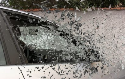 Fahrzeugkontrolle endet in Mauer