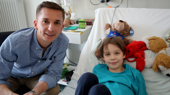"PUR+ – Ich habe Krebs": Moderator Eric Mayer besucht die Kinder-Onkologie der Universitätsmedizin Mainz. Er trifft den zehnjährigen leukämiekranken David, der sich auf seine erste Chemotherapie vorbereitet. Copyright: ZDF/Anabel Münstermann