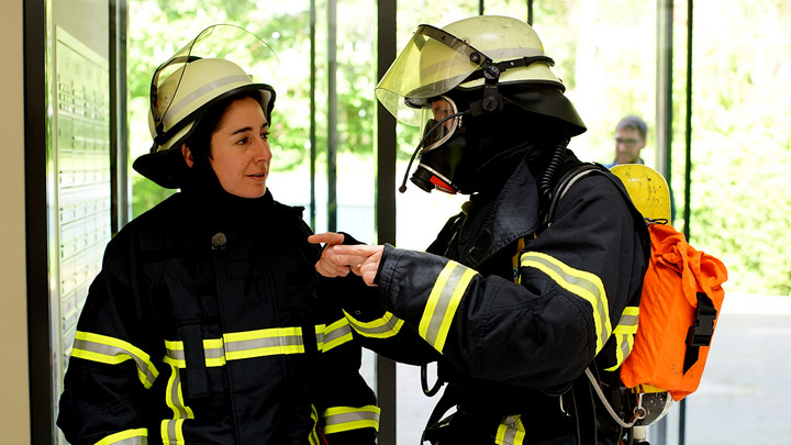 Dunja Hayali im Gespräch mit Brandmeister Philipp Ahlers von der Hamburger Feuerwehr. Copyright: ZDF/Tina Dauster 