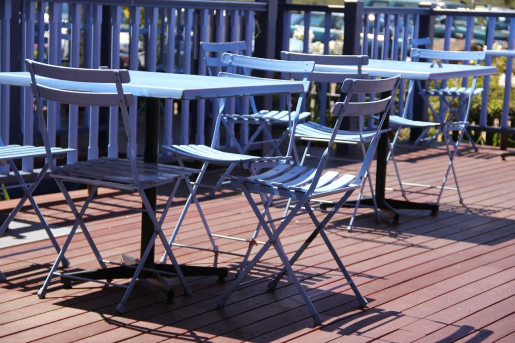 Frei zugängliche Tische und Stühle auf einer Terrasse (Symbolbild Pixabay)