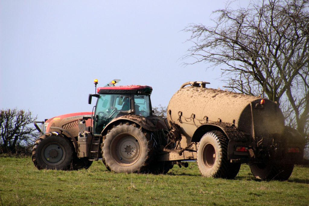 Traktor mit Güllefass (Symbolbild Pixabay)