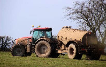 Umgestürzter Traktor mit Güllefass