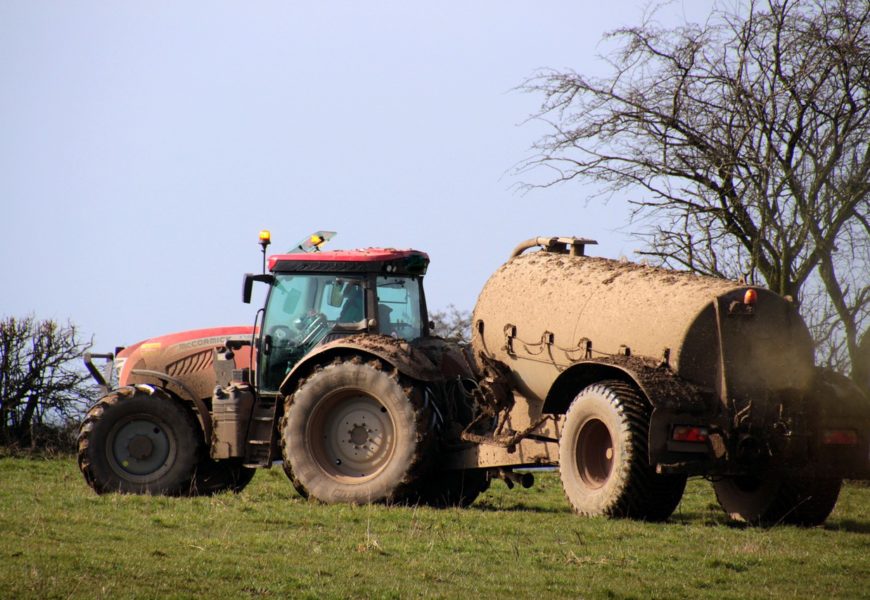 Umgestürzter Traktor mit Güllefass