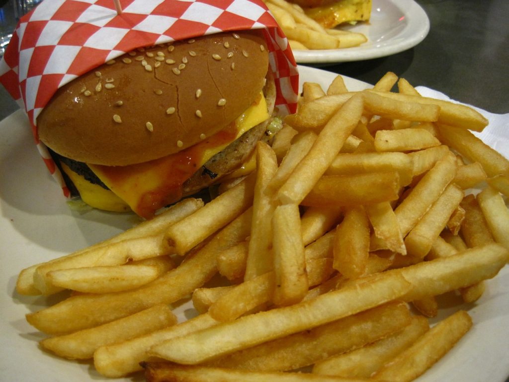 Burger und Pommes (Symbolbild Pixabay)