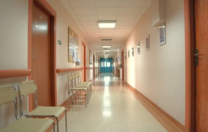 Angriff auf Krankenhauspersonal und Polizei