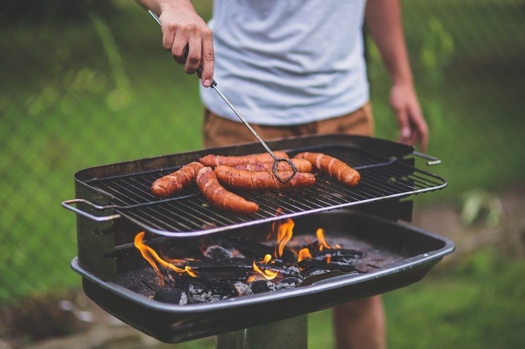 Mann beim Grillen Symbolbild Pixabay