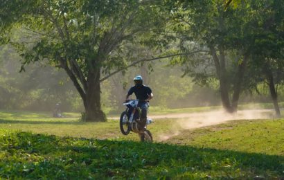 Motorrad-Rowdies im Wald  bei Kulmain