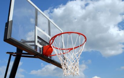 Bauzaun weggehoben und mit Pkw auf Basketballfeld gefahren