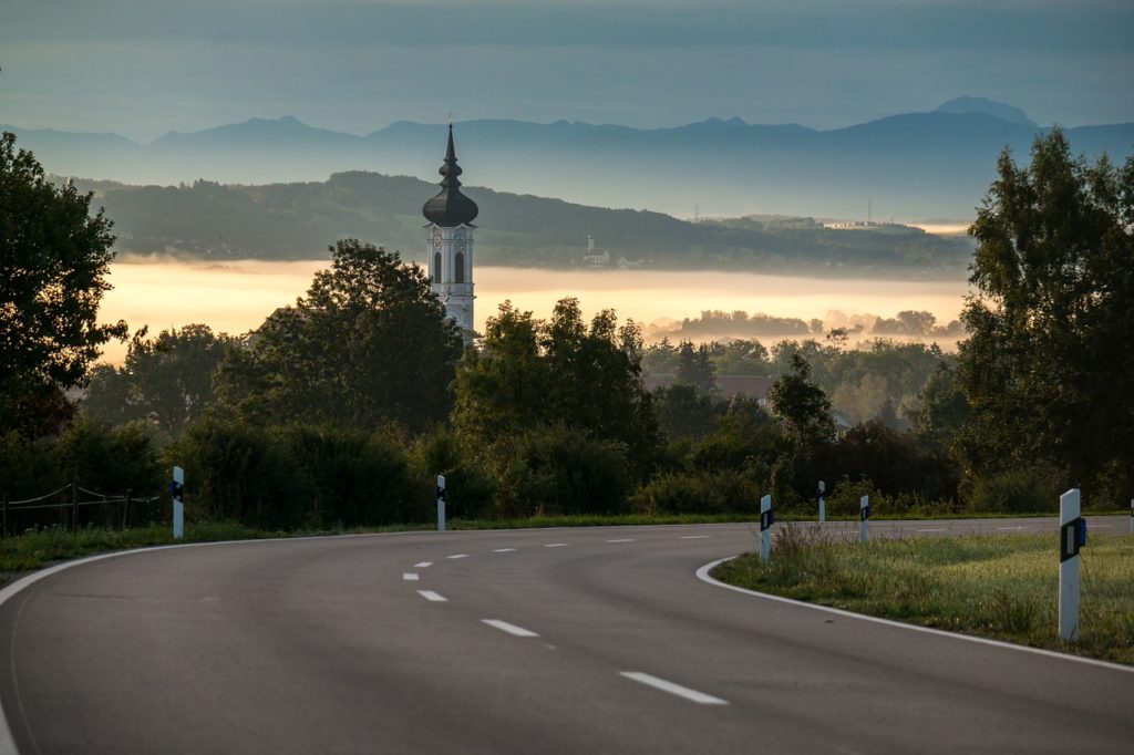 Unübersichtliche Landstraße (Symbolbild Pixabay)