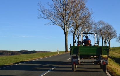 Technischer Defekt lässt Anhänger kippen