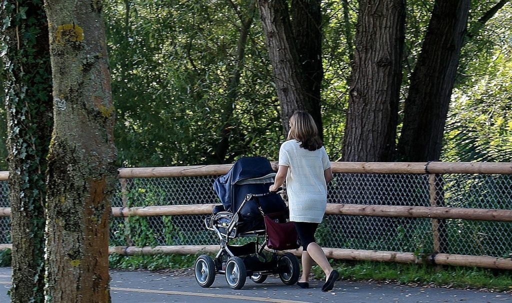 Frau mit Kinderwagen (Symbolbild Pixabay)