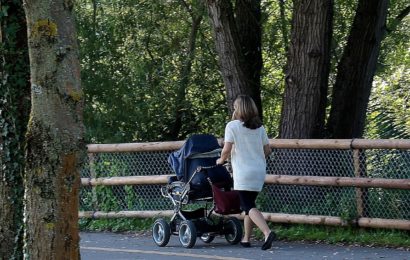 Frau mit Kinderwagen (Symbolbild Pixabay)