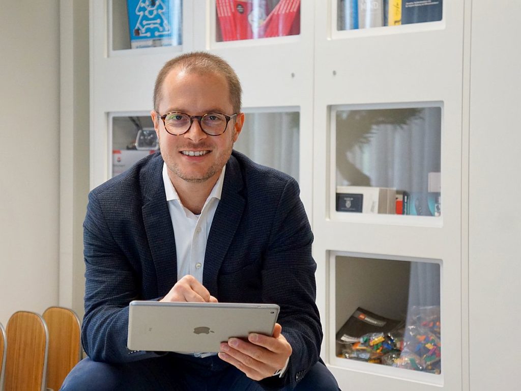 Studiengangsleiter Prof. Dr. Steffen Hamm lehrt an der OTH Amberg-Weiden das Fachgebiet Gesundheitswirtschaft.            Foto:  Seidl/OTH Amberg-Weiden  