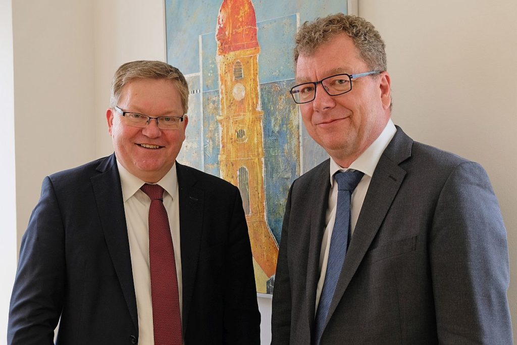 Oberbürgermeister Michael Cerny (links) und der Präsident des Verwaltungsgerichts Regensburg Dr. Martin Hermann Foto: Susanne Schwab, Stadt Amberg