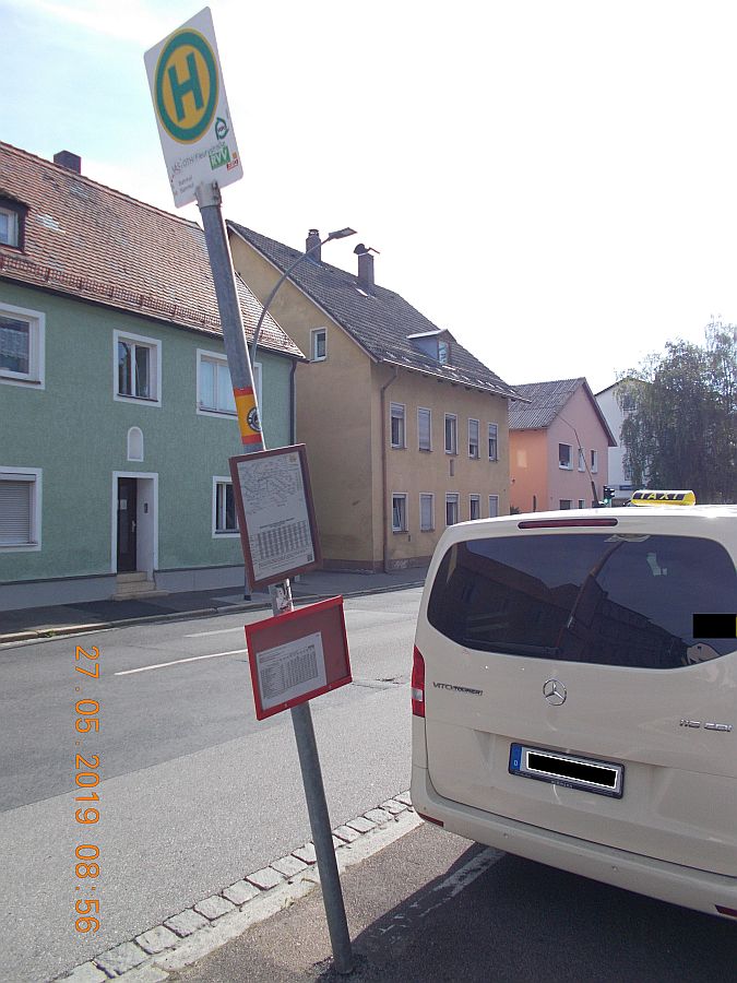 Ein Taxi übersah das Haltestellenschild samt wartendem Passanten Foto: Polizei