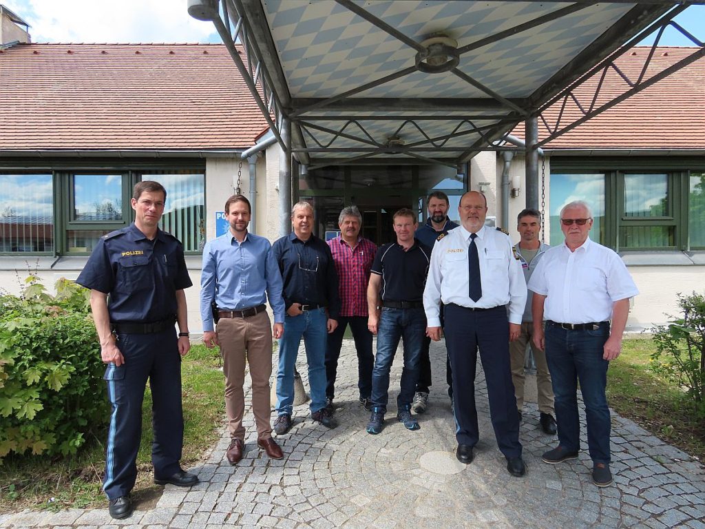 Polizeipräsident  Norbert Zink (3.v.r.) bei seinem Besuch bei der GPG Furth im Wald. Auf  dem Bild ganz links Polizeirat Vincent Bauer und ganz rechts  Polizeihauptkommissar Konrad Freimuth. Quelle: Polizei Furth im Wald