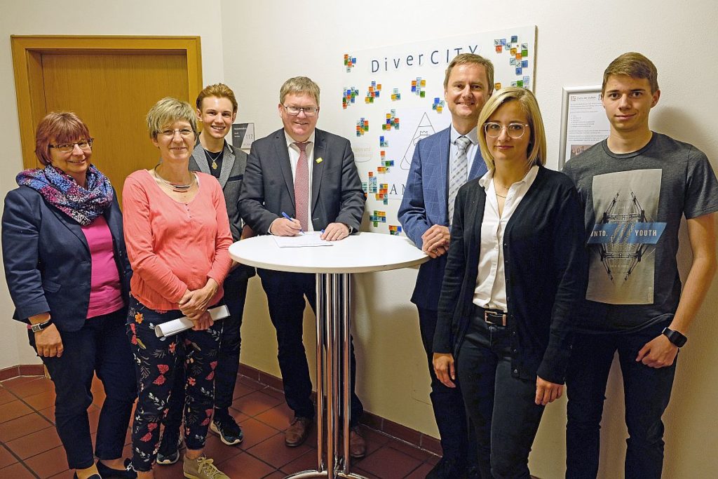 Von links nach rechts: Renate Preuß (Leiterin Personalamt), Bärbel Neumüller (Gleichstellungsbeauftragte), Simon Ströll (Gruppe Diversity Challenge), Oberbürgermeister Michael Cerny, Dr. Bernhard Mitko (Referatsleiter Recht, Umwelt und Personal), Kerstin Scherl (Personalamt der Stadt Amberg) und Bastian Langner (Gruppe Diversity Challenge). Foto: Susanne Schwab