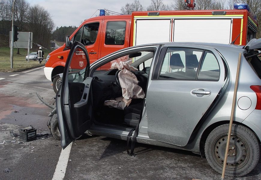 Verkehrsunfall mit zwei Leichtverletzten und hohem Sachschaden