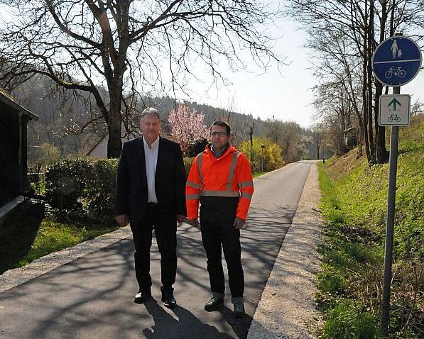 v.li.: Landrat Richard Reisinger und Matthias Kolb (Sachgebietsleiter Tiefbau am Landratsamt Amberg-Sulzbach) bei der Ortsdurchfahrt von Leidersdorf Foto: Christine Hollederer