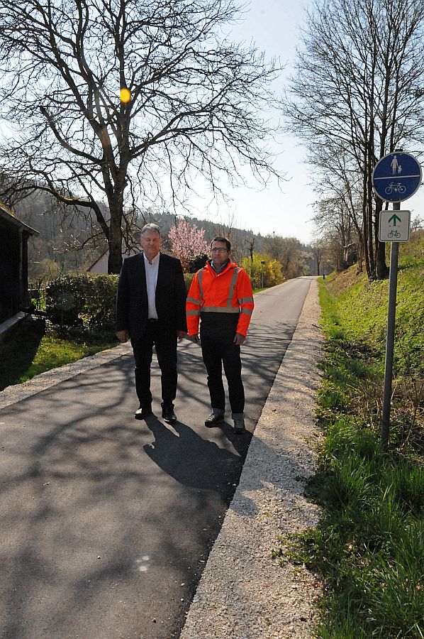 v.li.:  Landrat Richard Reisinger und Matthias Kolb (Sachgebietsleiter Tiefbau  am Landratsamt Amberg-Sulzbach) bei der Ortsdurchfahrt  von Leidersdorf Foto: Christine Hollederer