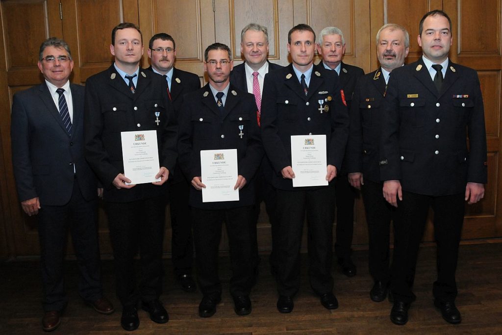 Staatliches Ehrenzeichen in Silber für die Feuerwehrler aus Freihung. Foto: Michael Schröter