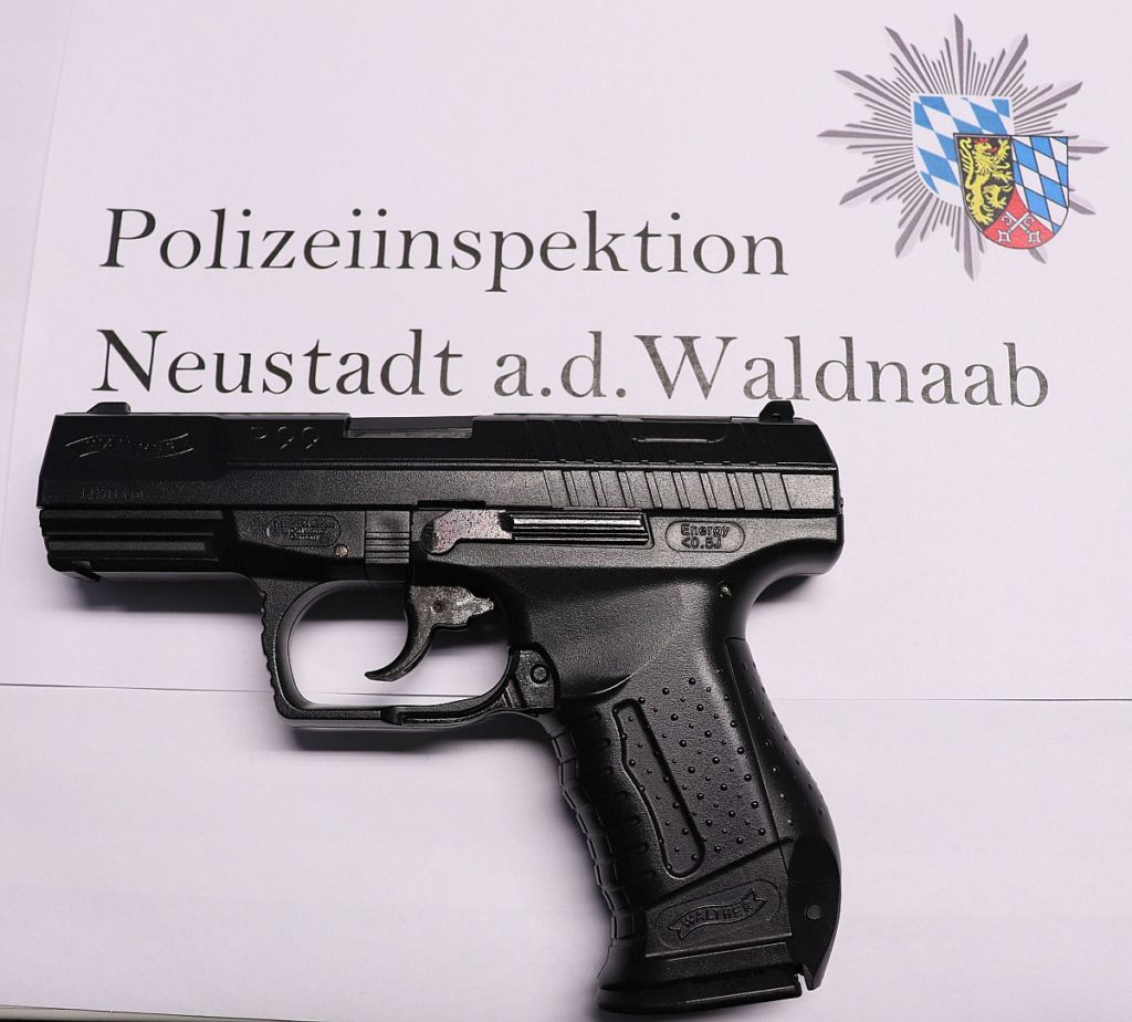 Die benutzte schwarze Softairwaffe, optisch wie eine Pistole Walter P99, wurde sichergestellt und wird eingezogen. Foto: Polizei