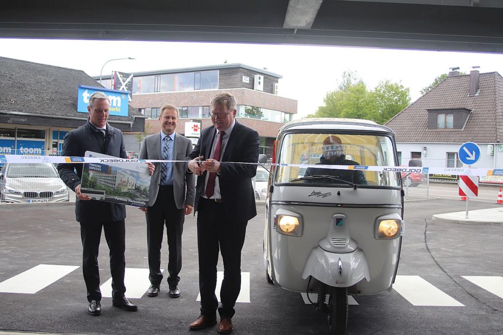 OB Cerny eröffnet das Parkhaus und löst mit einer Piaggio Ape das erste Parkticket Foto: Pressedienst Wagner