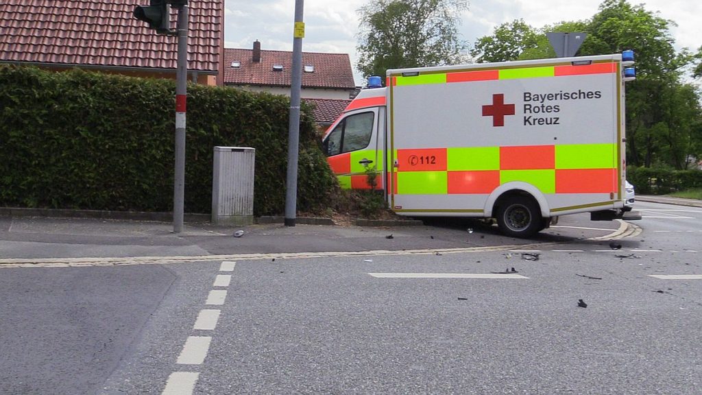 Verunfallter Rettungswagen im Stadtgebiet Amberg Foto: Pressedienst Wagner