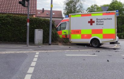 Rettungswagen kollidiert im Rahmen einer Einsatzfahrt an Ampelkreuzung mit PKW