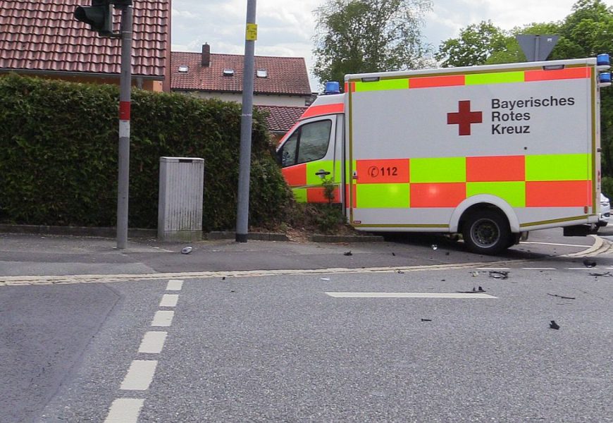 Verkehrsunfall mit Beteiligung eines Rettungswagens bei einer Einsatzfahrt