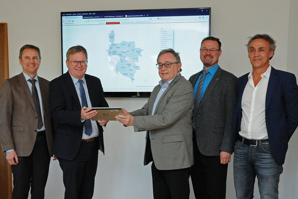 Foto: Christine Hollederer  v.li.: Dr. Bernhard Mitko (Umweltreferent Stadt Amberg), Oberbürgermeister Michael Cerny, stellv. Landrat Hans Kummert, Florian Junkes (Vorsitzender ZEN e.V.), Klimaschutzkoordinator Joachim Scheid.