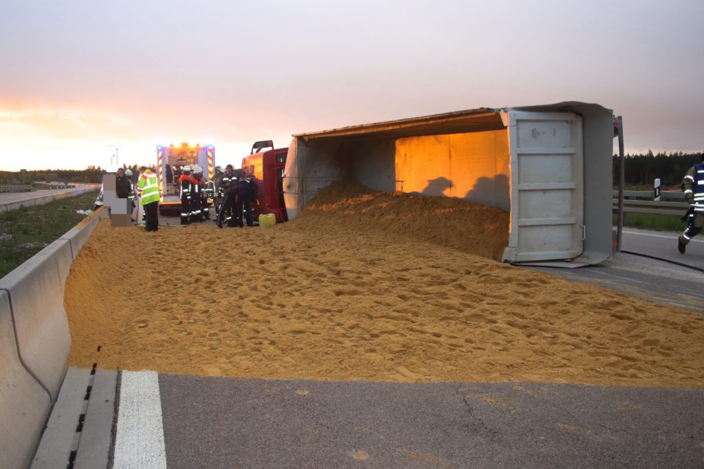 LKW verteilt Sand auf der B85  Foto: Pressedienst Wagner