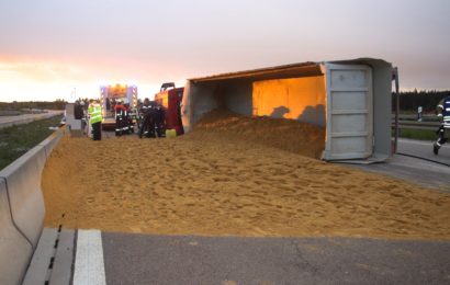 LKW verteilt Sand auf der B85 Foto: Pressedienst Wagner