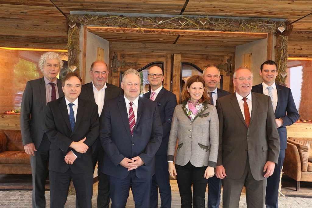 v.li.: Landrat Wolfgang Lippert (Lkr. Tirschenreuth), Regierungsvizepräsident Christoph Reichert, Landrat Willibald Gailler (Lkr. Neumarkt), Landrat Richard Reisinger (Lkr. Amberg-Sulzbach), Thomas Unger (Regierung der Oberpfalz), Landrätin Tanja Schweiger (Lkr. Regensburg), Emil Schneider (Präsidium Bayerischer Landkreistag), Landrat Franz Löffler (Lkr. Cham), Landrat Thomas Ebeling (Lkr. Schwandorf). Foto: Reimund Früchtl, Landratsamt Cham