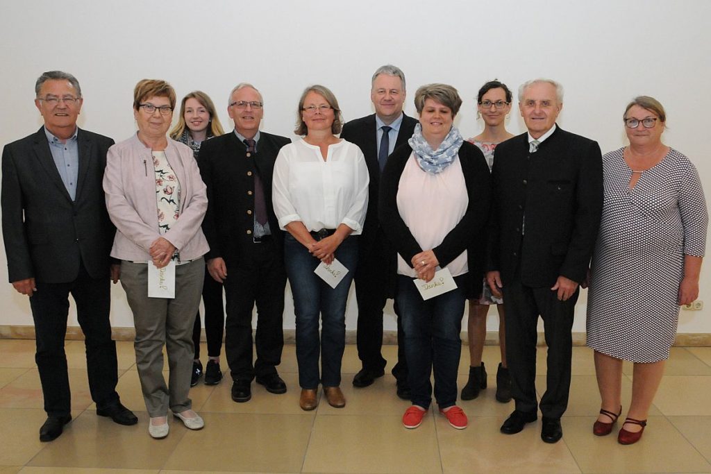 V.li.:  Herbert Lehner (2. Bürgermeister Auerbach), Christine Lehner  (Siedlergemeinschaft Auerbach), Regina  Wolfohr (Tourismusfachwirtin Landkreis Amberg-Sulzbach), Winfried Franz  (1. Bürgermeister Neukirchen), Sigrid Titze (Gartenbauverein  Neukirchen), Landrat Richard Reisinger, Simone Sporrer (FF Seugast),  Katja Stiegler (AOVE), Helmut Klier (2. Bürgermeister  Freihung) und Waltraud Lobenhofer (Geschäftsführerin AOVE). Foto: Michael Schröter